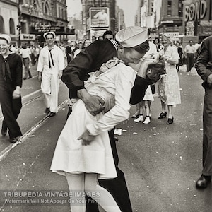VJ Day Times Square Kiss Photo Print Vintage 1945 Iconic Photograph Art New York NYC Wall Art Wall Decor Collector Photograph