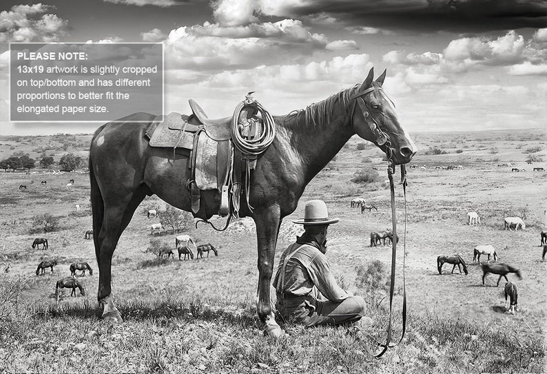 Puede incluir: Una fotograf&iacute;a en blanco y negro de un vaquero sentado en el suelo junto a un caballo. El vaquero lleva un sombrero y mira hacia el suelo. El caballo est&aacute; de pie con la cabeza gacha. Hay muchos otros caballos en el fondo, pastando en un campo.