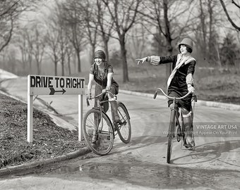 Fotografía de chicas flapper de los años 20 en bicicleta – Lámina decorativa vintage para pared