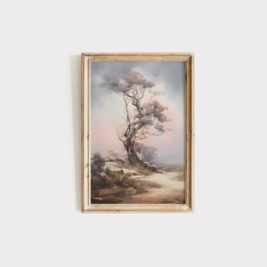 Könnte beinhalten: Ein gerahmtes Gemälde, das einen einzelnen Baum in einer Landschaft zeigt. Der Baum ist braun und hat einen dicken Stamm. Der Hintergrund ist ein weicher rosa und blauer Himmel mit einem nebeligen Effekt. Das Gemälde ist in einem schlichten Holzrahmen gefasst.