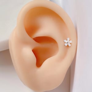 Dainty Daisy screw back earrings sterling silver, Tiny flower labret piercing sterling silver, screw stud, ball screw back earrings silver