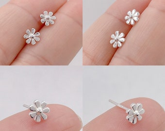 Dainty Daisy studs earrings sterling silver, Tiny flower Studs piercing sterling silver, Narcissus stud earrings silver