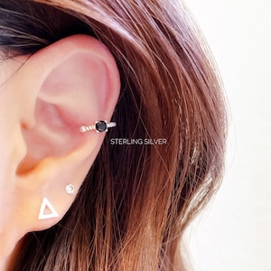 Manguito de oreja de aro Onyx negro delicado plata de ley, puño de oreja onyx de aro de bola de plata, sin piercing, manguito de orejas huggie onyx, cartílago huggie earwrap
