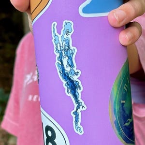 de profondeur d&#39;eau du lac Champlain de Zazzle.be Liste d&#39;envies Vous avez des idées ? Plattsburgh | Burlington | Lac Champlain | Nord de l&#39;État de New York | Cadeau du nord du pays | autocollant bouteille d&#39;eau |