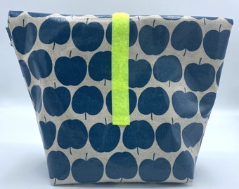 Lunch bag with apple motif by Evisewing
