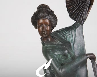 Estatueta de gueixa em latão, escultura de dançarina japonesa com leque, pátina verde, peça de arte asiática colecionável.