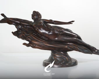 Escultura em latão de figura feminina voadora, espírito do vento em estilo Art Nouveau, decoração de nu reclinado.