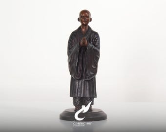 Escultura de monge budista em bronze, monge em pé em posição de oração, estatueta espiritual asiática.