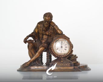 Relógio de mesa em latão com figura de estudioso, estatueta vitoriana de figura sentada, relógio de mesa em estilo antigo