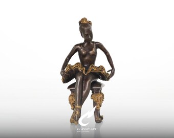 Escultura de bailarina sentada em latão, em pose ereta de repouso, estatueta de banco barroco dourada.