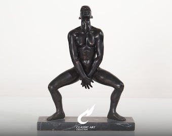 Escultura de nu masculino em bronze, figura agachada com a cabeça erguida, base de mármore. Arte moderna.