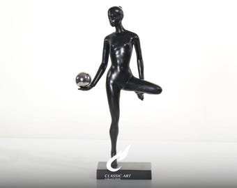 Estatueta de nu feminino em latão, em equilíbrio com esfera cromada, escultura moderna Art Déco (CAB2418)