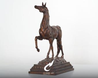 Escultura de cavalo árabe em latão, estatueta equestre em posição de alerta e empinada, decoração de base ornamentada.