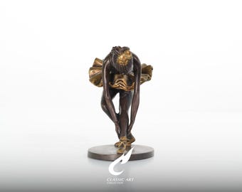 Escultura de bailarina em latão amarrando sapatilha, estatueta de dançarina de tutu dourado, presente em estilo Degas.