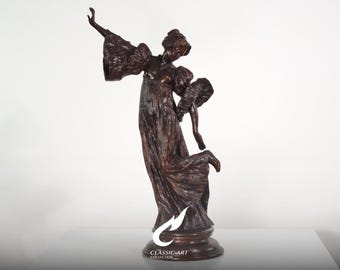 Escultura em latão de mãe e filho, figura feminina drapeada em estilo Art Nouveau, peça decorativa marcante.
