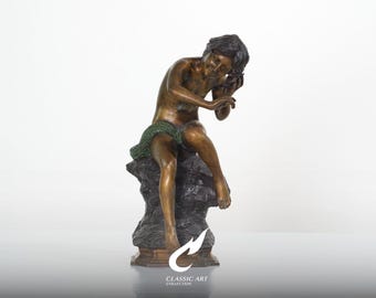 Escultura de menino pescando em bronze, jovem pensativo sobre base rochosa, estatueta decorativa acadêmica.