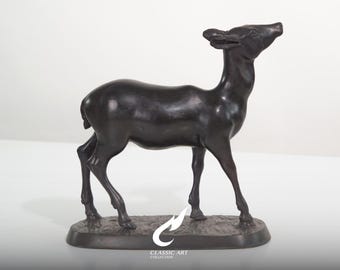 Escultura de corça em latão, estatueta de cervo fêmea em pé, decoração de vida selvagem em tons quase pretos.