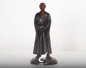 Escultura de monge budista em bronze, monge em pé segurando uma tigela, estatueta espiritual asiática.