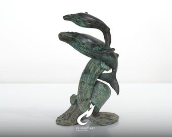 Escultura de baleia jubarte em latão, mãe e filhote nas ondas, decoração marinha/oceânica.