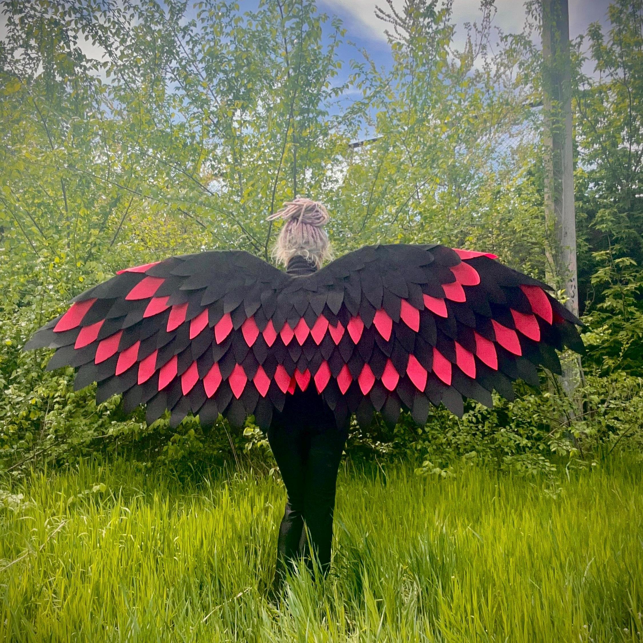 Alas de ángel negras y rojas: alas grandes hechas a mano para disfraces de cosplay, gótico, demonio, LARP y Halloween.