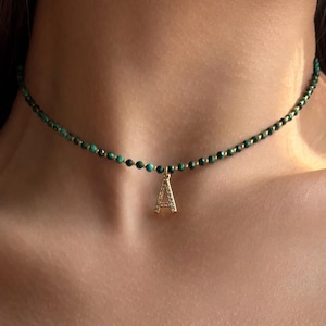 Collar de malaquita personalizado, collar con colgante de inicial, gargantilla con nombre personalizado, regalo de piedra de nacimiento de mayo, joyería de protección para ella.