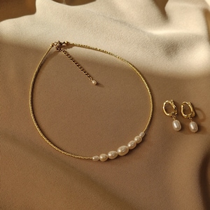 Delicato set di gioielli da sposa per la sposa, collana girocollo con perline dorate e perle e orecchini pendenti con perle in ottone placcato oro