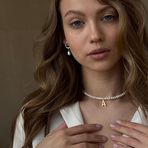 Collar de letras delicadas, pendientes colgantes de perlas, gargantilla de perlas con colgante inicial, conjunto de joyas para dama de honor, regalo para la futura novia, regalo de cumpleaños para la esposa