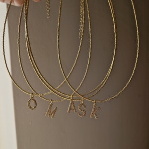 Collana con ciondolo in oro con lettera iniziale, delicato girocollo con perline di semi, regalo di gioielli personalizzati per la fidanzata, collana con nome personalizzato per damigella d'onore