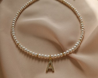 Collier Chocker initial de perle, collier de lettre de nom de femme délicate, collier pendentif plaqué or, chocker pendentif alphabet, perles d’eau douce