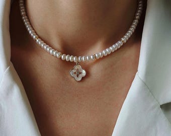パールネックレス クローバーペンダント、繊細な女性用マザーオブパールペンダントネックレス、四つ葉のクローバージュエリーギフト（女性向け）