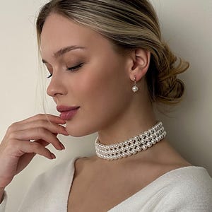 Halsband med lager av pärlor, örhängen med hängande pärlor, vintage smyckeset
