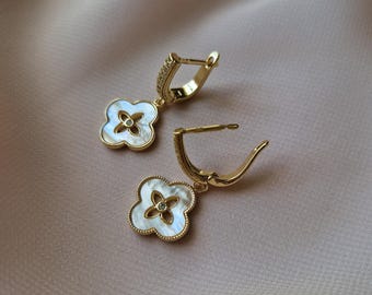 Pendientes de trébol delicados, pendientes de novia chapados en oro, elegante regalo de joyería de boda, amuleto de la suerte para ella.