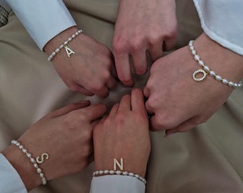Pulseira de pérolas personalizada com inicial para madrinha, presente de casamento para a noiva da madrinha.