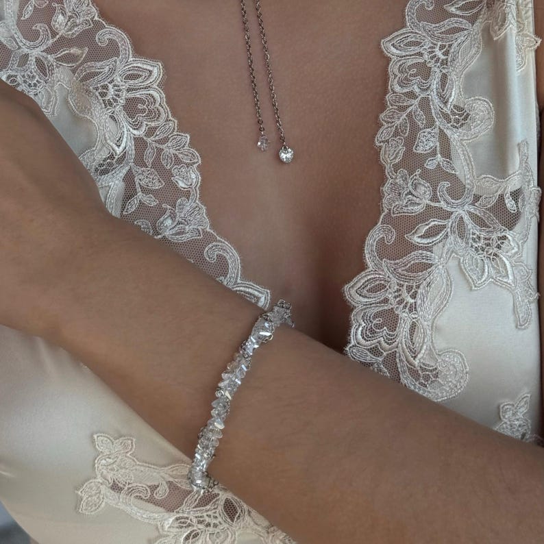 Bruidssieradenset met kristallen, zilveren hartvormige trouwketting, hangende hartvormige oorringen, gedraaide kristallen armband, jubileumcadeau voor haar afbeelding 12