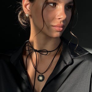 Trendy zwarte leren koordketting dames met hanger van de hemelse zon