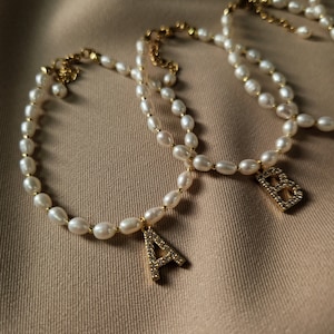 Pulsera de perlas de dama de honor con carta inicial, regalo de dama de honor de la novia, ideas de favor de despedida de soltera, regalo de joyería de boda de perlas