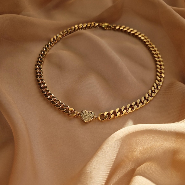 Collier ras de cou gourmette en plaqué or avec breloque coeur