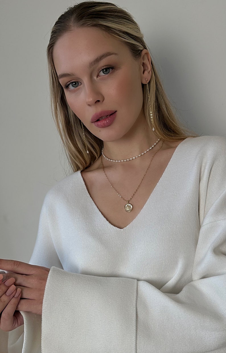 Ensemble de colliers superposés Collier ras de cou en perles et pendentif soleil, longues boucles d'oreilles en or avec perle, bijoux délicats pour son cadeau d'anniversaire image 4