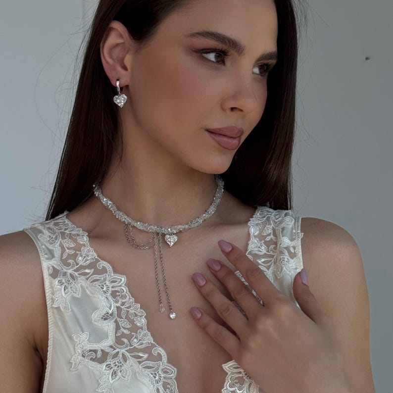 Bruidssieradenset met kristallen, zilveren hartvormige trouwketting, hangende hartvormige oorringen, gedraaide kristallen armband, jubileumcadeau voor haar afbeelding 1