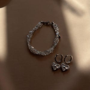 Bruidssieradenset met kristallen, zilveren hartvormige trouwketting, hangende hartvormige oorringen, gedraaide kristallen armband, jubileumcadeau voor haar afbeelding 17