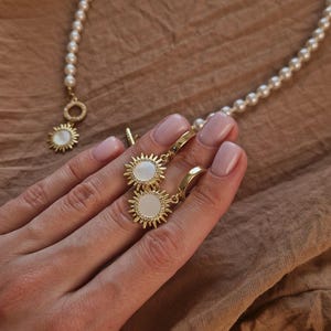 Collier pendentif soleil en perles dorées avec fermoir à bascule, boucles d'oreilles pendantes soleil, parure de bijoux célestes, cadeau pour épouse image 8