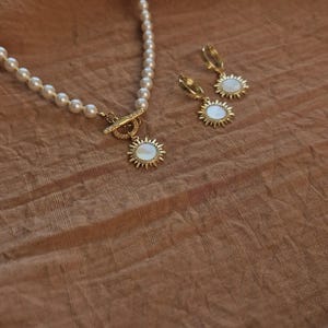 Collier pendentif soleil en perles dorées avec fermoir à bascule, boucles d'oreilles pendantes soleil, parure de bijoux célestes, cadeau pour épouse image 3