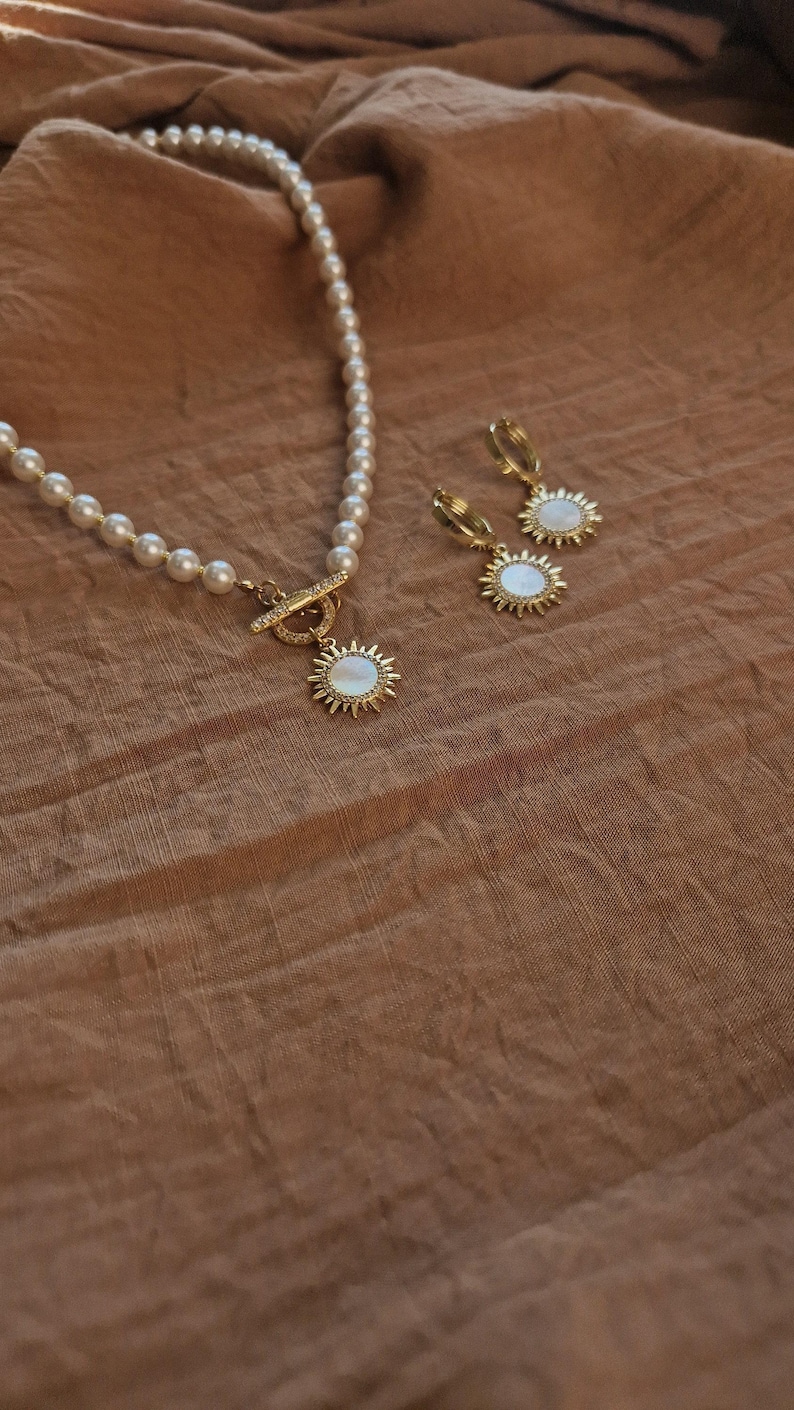 Collier pendentif soleil en perles dorées avec fermoir à bascule, boucles d'oreilles pendantes soleil, parure de bijoux célestes, cadeau pour épouse image 3