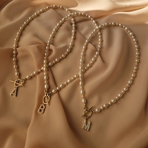 Collar con cierre de palanca de perla con inicial, gargantilla personalizada, colgante con letra, delicado collar de perlas, joyería con iniciales para mujer