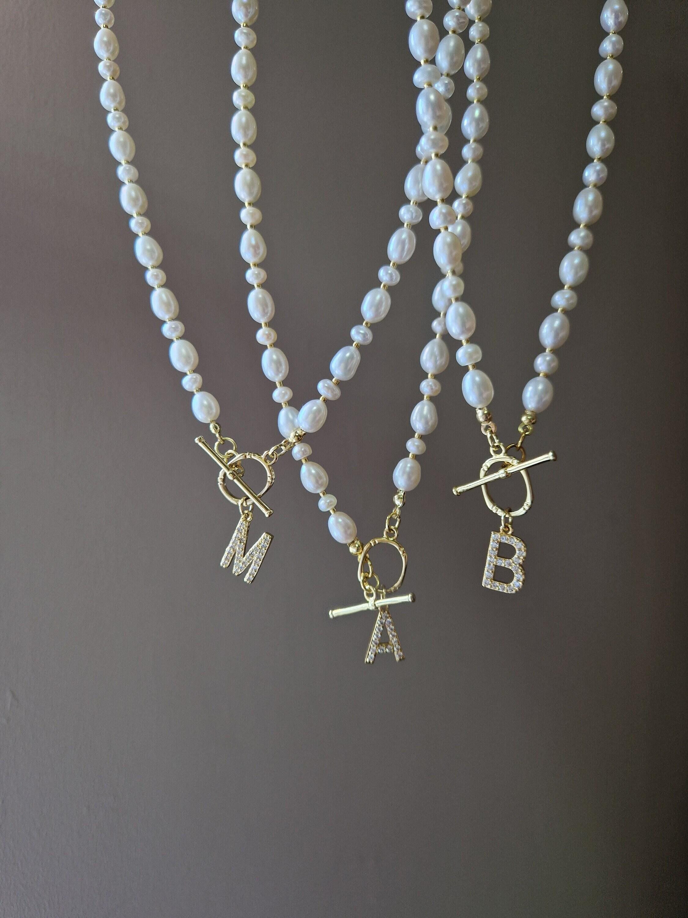 Yoosteel Collana Girocollo Con Perle E Iniziale In Ottone – Delicata Catena Con Lettera, Chiusura Doppia, Regalo In Scatola Blu