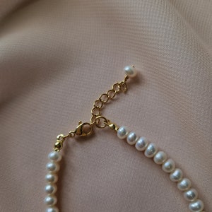 Perlenarmband, Bettelarmband, Brautjungfernarmband, einzigartiges Armband, zierliches Armband, Süßwasserperle, Brautjungferngeschenk, Brautarmband Bild 3