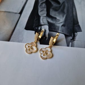 Boucles d'oreilles trèfle en laiton plaqué or, boucles d'oreilles trèfle à quatre feuilles pour femme, clous d'oreilles trèfle nacre bijoux trèfle porte-bonheur lui