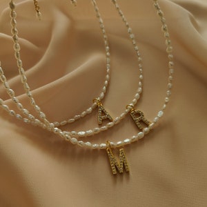 Collar con colgante inicial, delicada gargantilla de perlas naturales con letra, regalo de joyería para dama de honor, regalo de cumpleaños para mejor amiga, novia, hermana