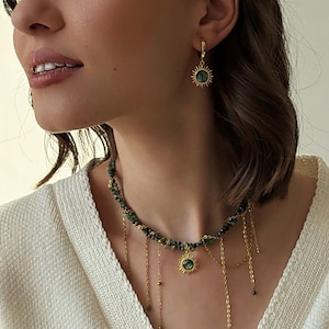 ルビー、ゾイサイト、太陽のペンダントネックレスが付いた天体ジュエリーセット