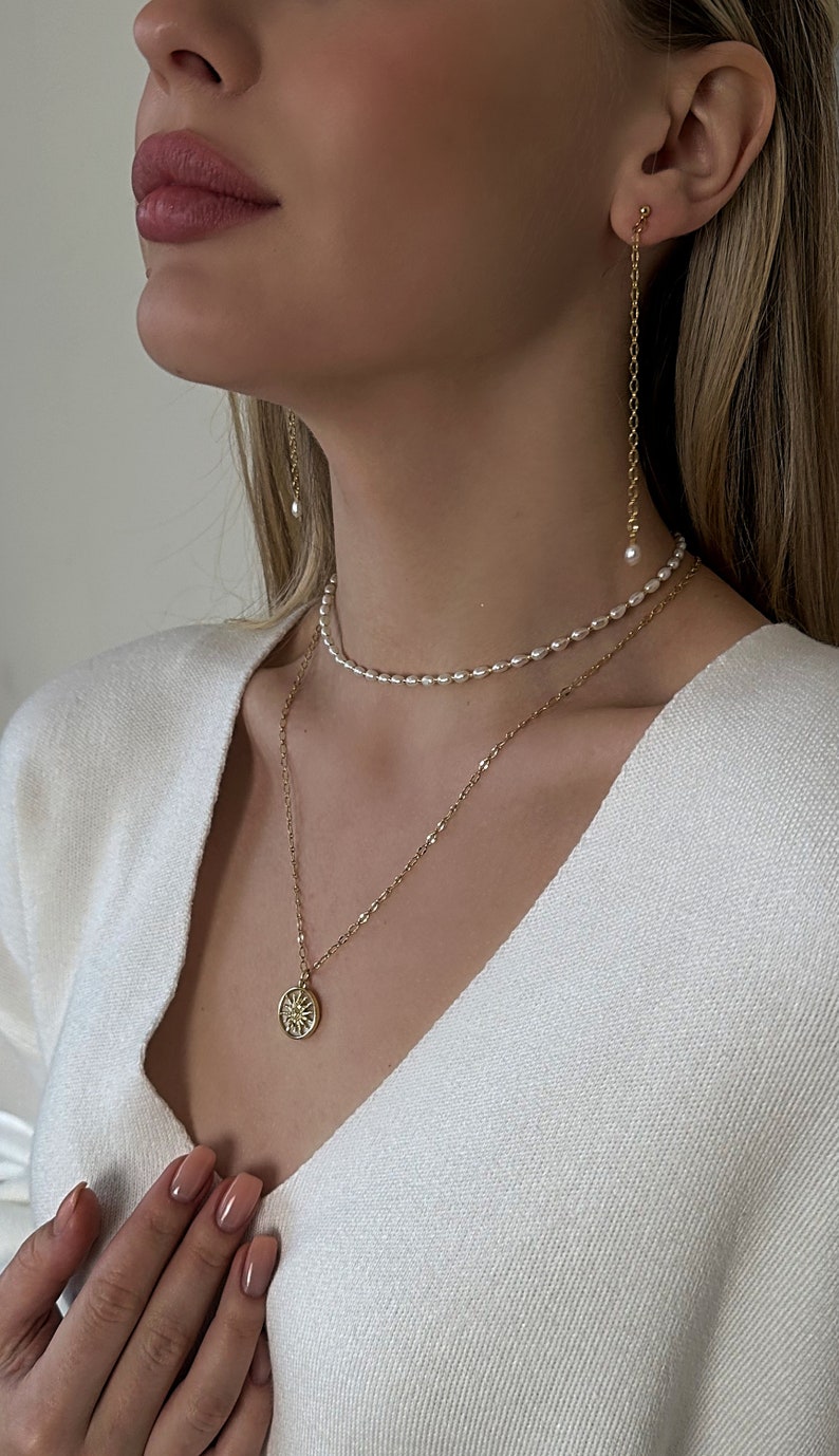 Ensemble de colliers superposés Collier ras de cou en perles et pendentif soleil, longues boucles d'oreilles en or avec perle, bijoux délicats pour son cadeau d'anniversaire image 3